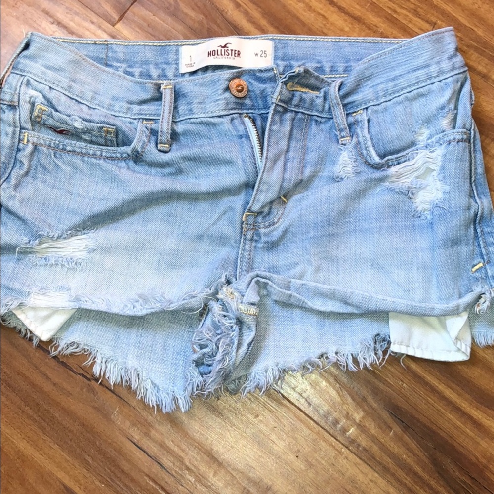 Hollister light colored shorts 🌞
